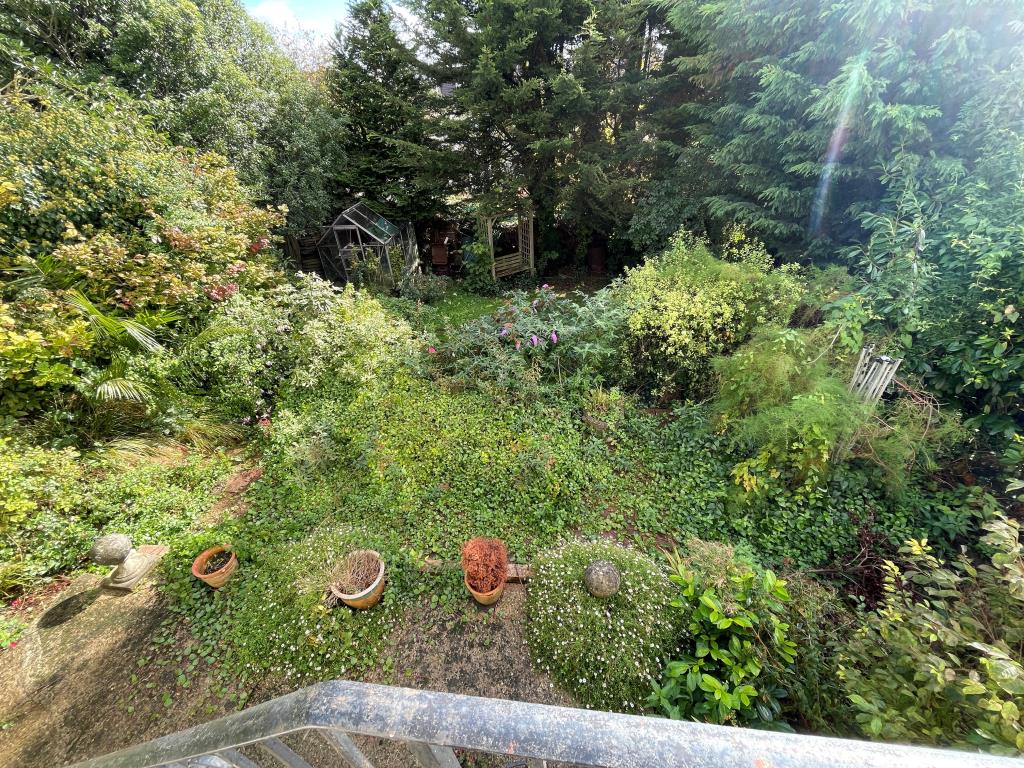 Lot: 38 - TWO-BEDROOM DETACHED BUNGALOW FOR IMPROVEMENT - Garden to rear